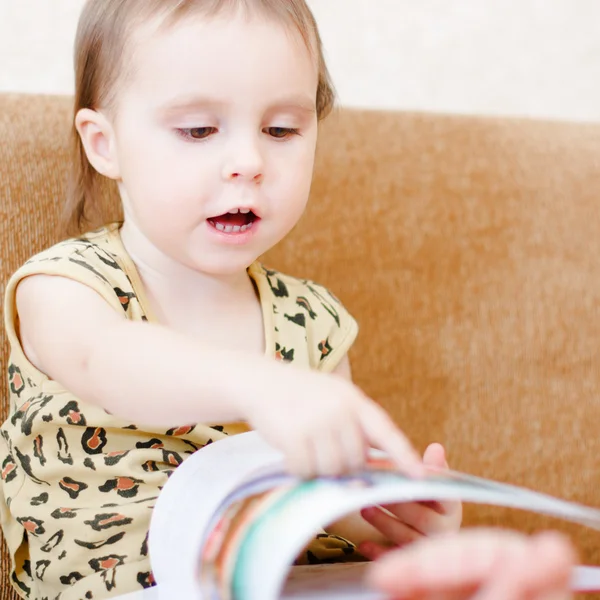 Szép aranyos baba egy könyvet olvas — Stock Fotó