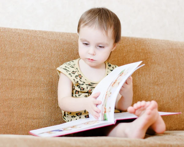 Bonito bebê bonito lendo um livro — Fotografia de Stock