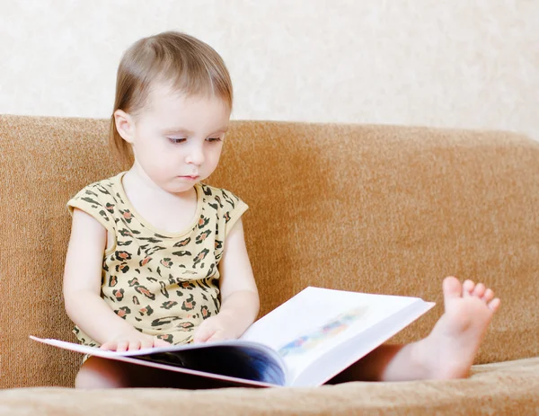 책을 읽고 아름 다운 귀여운 아기 — 스톡 사진