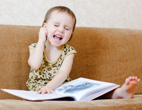 Vacker söt baby läser en bok — Stockfoto