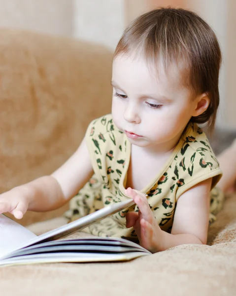 Vacker söt baby läser en bok — Stockfoto