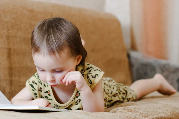 Vacker söt baby läser en bok — Stockfoto