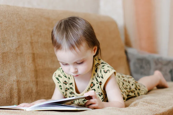 读一本书的美丽可爱的小宝贝 — 图库照片