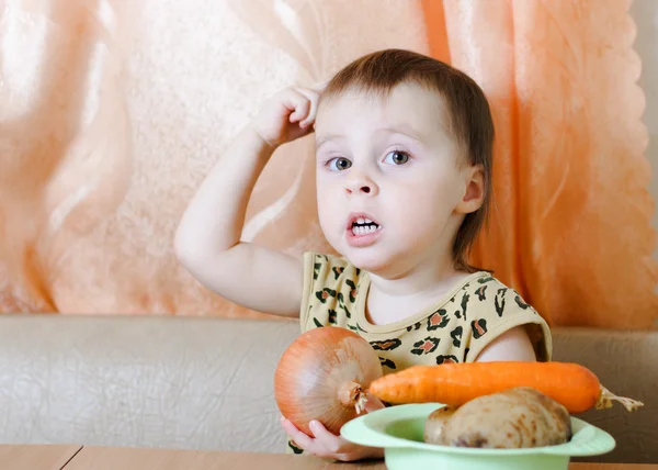 Vackra söta unge med grönsaker. — Stockfoto