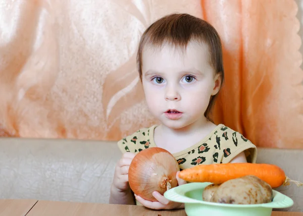 Красивый милый ребенок с овощами . — стоковое фото