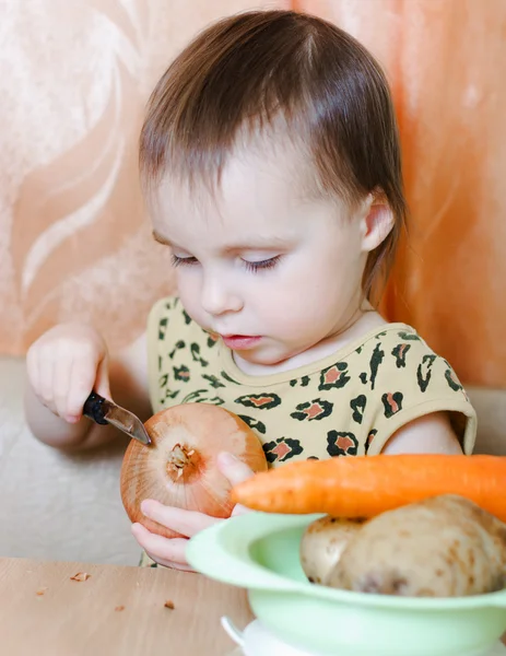 Bellissimo bambino carino con verdure . — Foto Stock