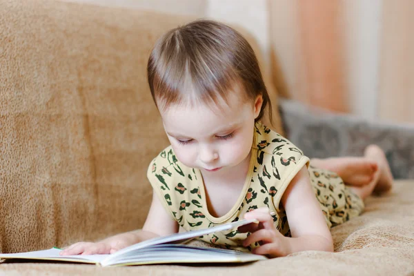 Bonito bebê bonito lendo um livro — Fotografia de Stock