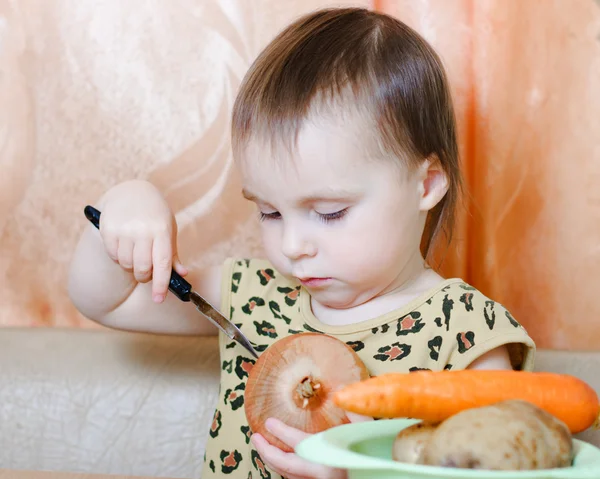 Beautiful cute kid with vegetables. — Stock Photo, Image