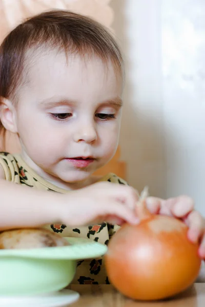 Beau gosse mignon avec des légumes . — Photo