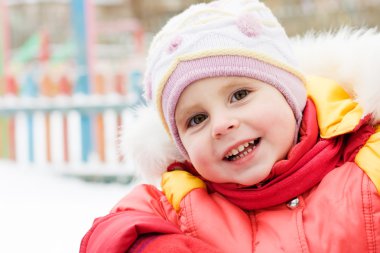 Kırmızı ceketli güzel mutlu bir çocukluk