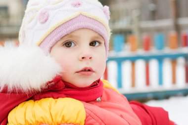 Kırmızı ceketli güzel mutlu bir çocukluk