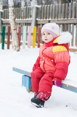 Sevimli küçük kız kış dış giyim