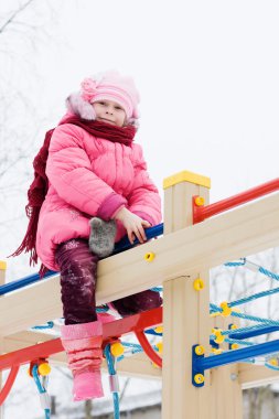 Kırmızı ceketli güzel mutlu bir çocukluk