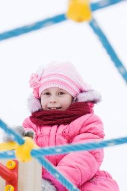 Kırmızı ceketli güzel mutlu bir çocukluk