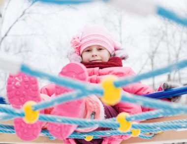 Kırmızı ceketli güzel mutlu bir çocukluk