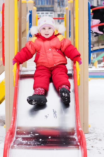 Bellissimo bambino felice con la giacca rossa — Foto Stock