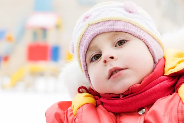 Hermoso niño feliz en la chaqueta roja — Foto de Stock