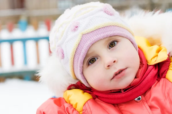 Bellissimo bambino felice con la giacca rossa — Foto Stock