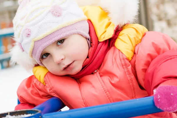 Bellissimo bambino felice con la giacca rossa — Foto Stock