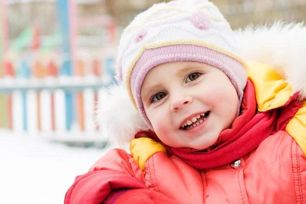 Kırmızı ceketli güzel mutlu bir çocukluk
