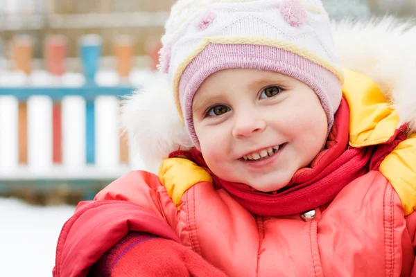 Hermoso niño feliz en la chaqueta roja — Foto de Stock