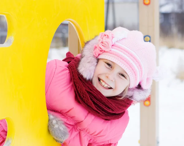 Kırmızı ceketli güzel mutlu bir çocukluk