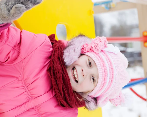 Kırmızı ceketli güzel mutlu bir çocukluk