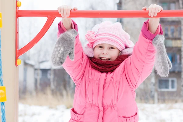 Schönes glückliches Kind in der roten Jacke — Stockfoto