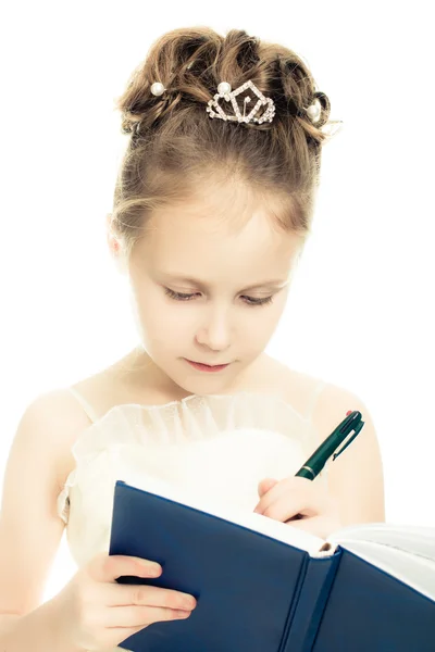 Linda chica escribiendo en un cuaderno  . —  Fotos de Stock