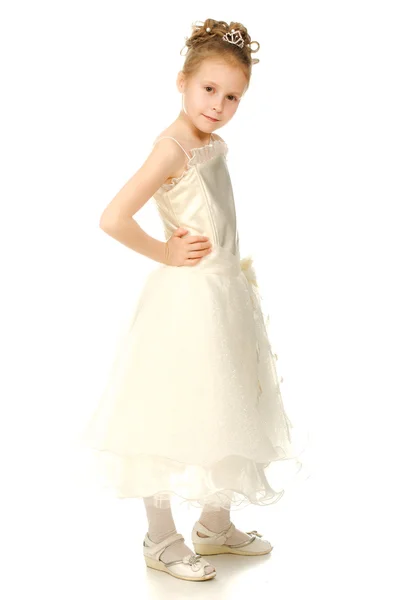 Красива дівчина в білій сукні — стокове фото