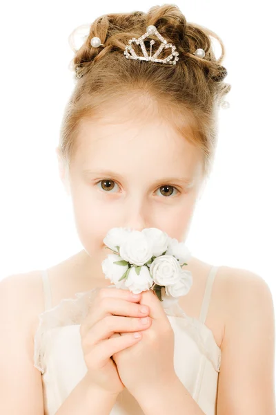 Menina bonita em vestido branco com uma flor — Fotografia de Stock