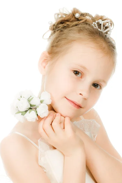 Όμορφο κορίτσι σε λευκό φόρεμα με ένα λουλούδι — Φωτογραφία Αρχείου