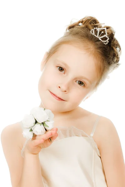 꽃과 함께 하얀 드레스를 입고 아름 다운 소녀 — 스톡 사진