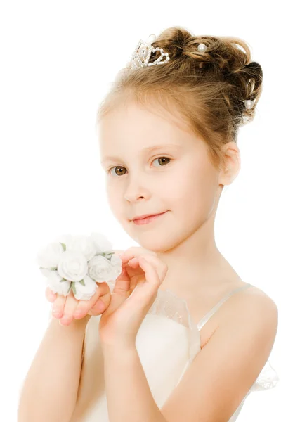 Menina bonita em vestido branco com uma flor — Fotografia de Stock