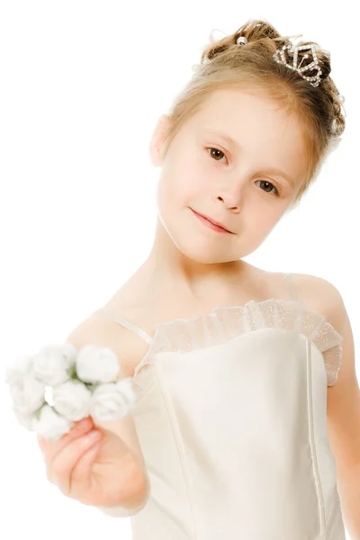 Hermosa chica en vestido blanco con una flor —  Fotos de Stock