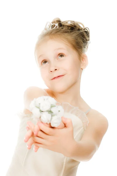 Belle fille en robe blanche avec une fleur — Photo