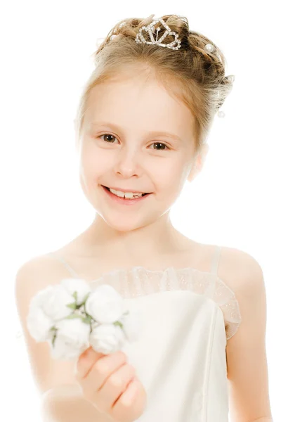 꽃과 함께 하얀 드레스를 입고 아름 다운 소녀 — 스톡 사진