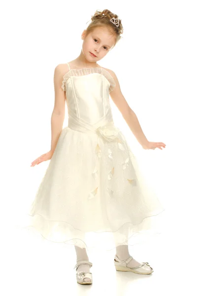 Mooi meisje in witte jurk — Stockfoto