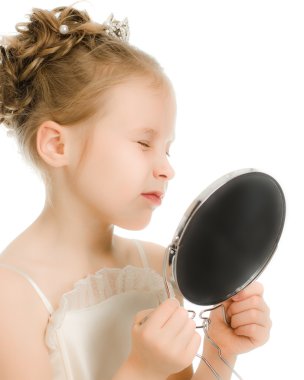 çok güzel bir kız Aynaya bakar.