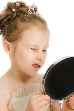 çok güzel bir kız Aynaya bakar.