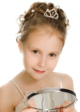 çok güzel bir kız Aynaya bakar.