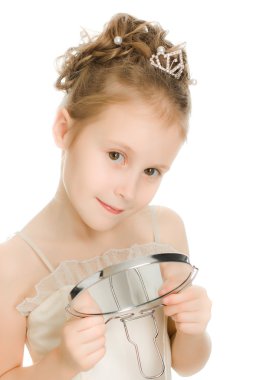 çok güzel bir kız Aynaya bakar.