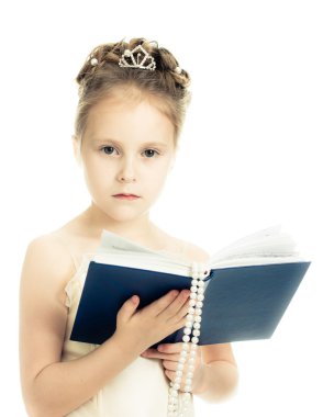 çok güzel bir kız ile bir dua kitabı.