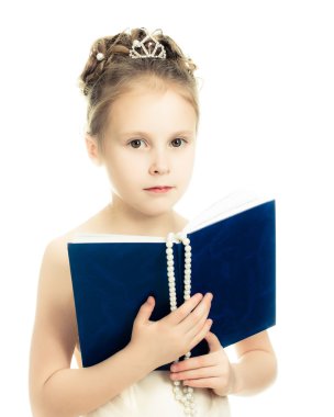 çok güzel bir kız ile bir dua kitabı.