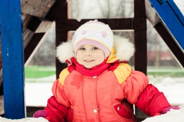 Kırmızı ceketli güzel mutlu bir çocukluk