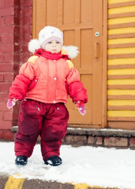 Çocuk verandaya çıktı
