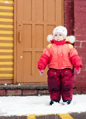 Çocuk verandaya çıktı