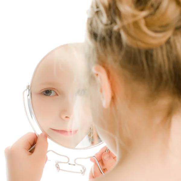 çok güzel bir kız Aynaya bakar.