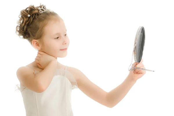 매우 아름 다운 소녀는 거울에 보이는. — 스톡 사진