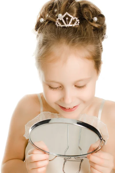 Bella ragazza si guarda allo specchio . — Foto Stock